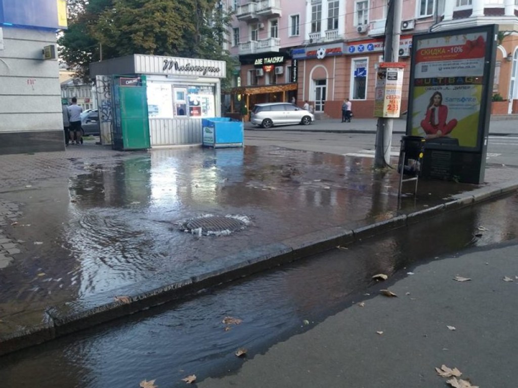 В Николаеве из-под люка фонтаном выливается вода: очередная авария на водопроводе (ВИДЕО)