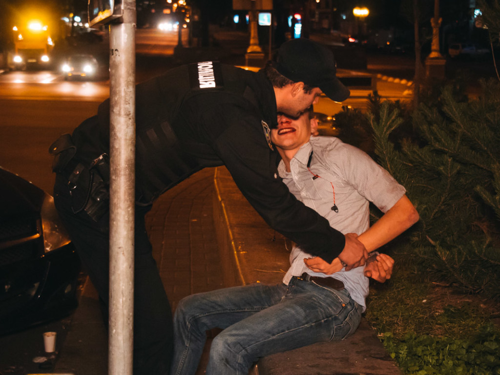 В Киеве на Бессарабской площади полицейские задержали пьяного водителя Chevrolet (ФОТО)