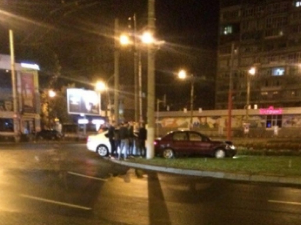 В Кривом Роге столкнулись два автомобиля и вылетели на клумбу