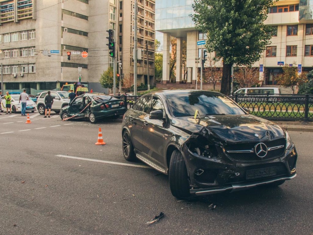 В Киеве на бульваре Шевченко Nissan на скорости столкнулся с Mercedes и улетел в забор (ФОТО, ВИДЕО)
