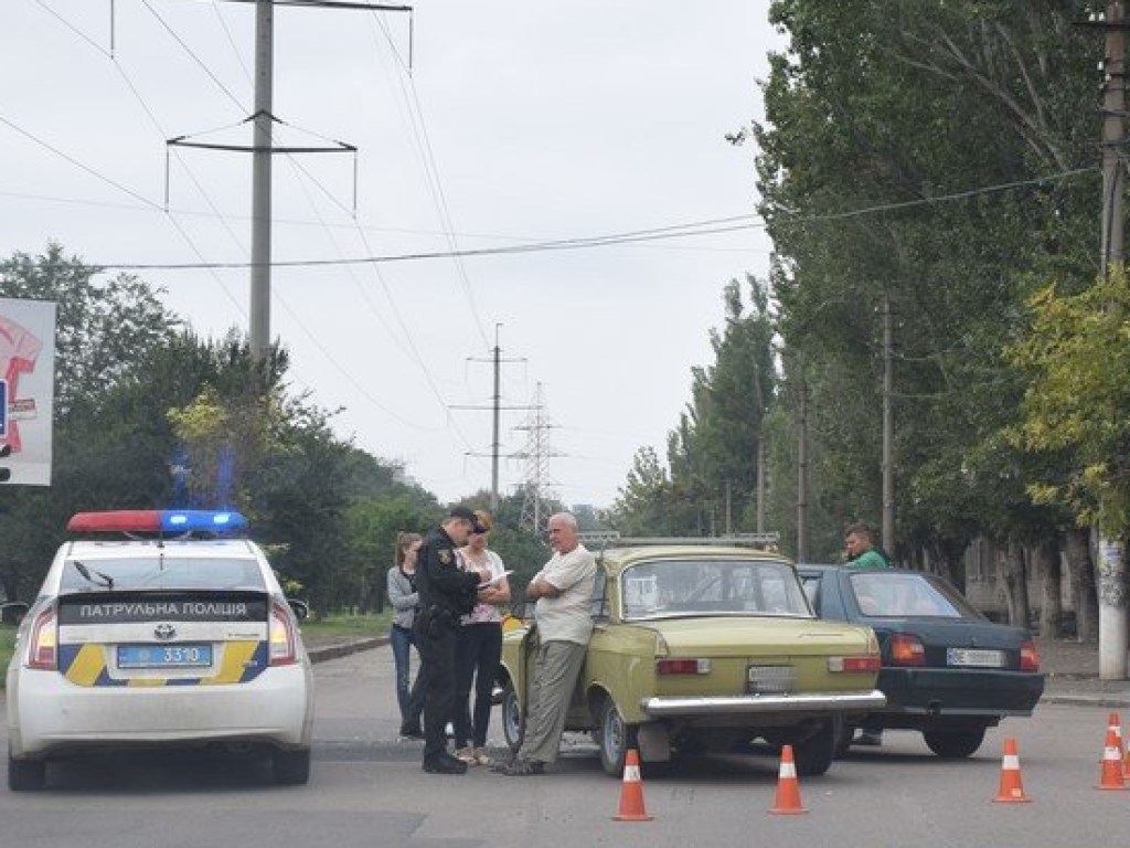 В центре Николаева столкнулись «Москвич» и «Славута», два человека попали в больницу (ФОТО)