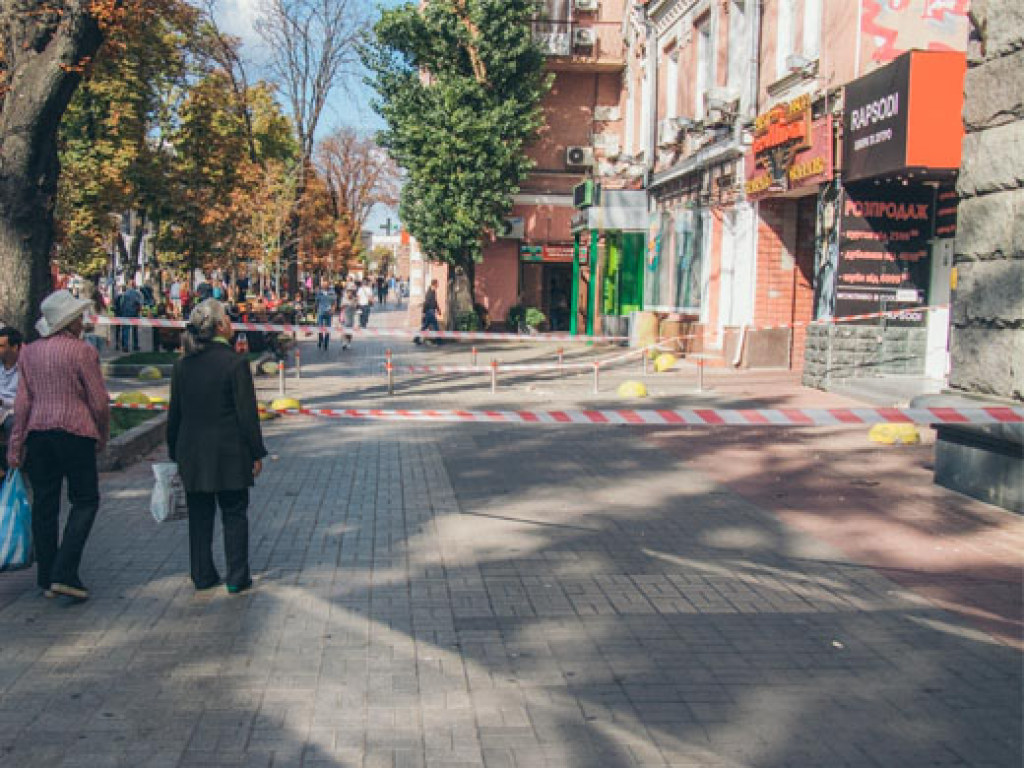 Куски бетона падали на голову: в центре Киева обвалился балкон (ФОТО, ВИДЕО)