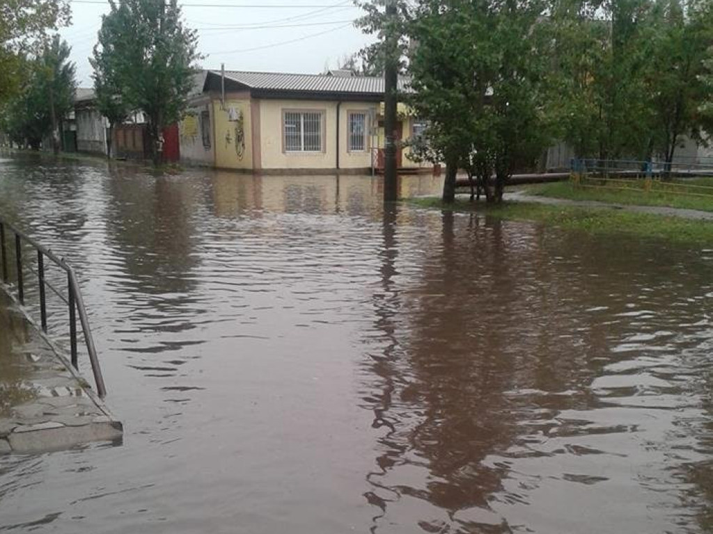 Ливневки не справились: центр Бердянска затопило после ночного ливня (ФОТО, ВИДЕО)