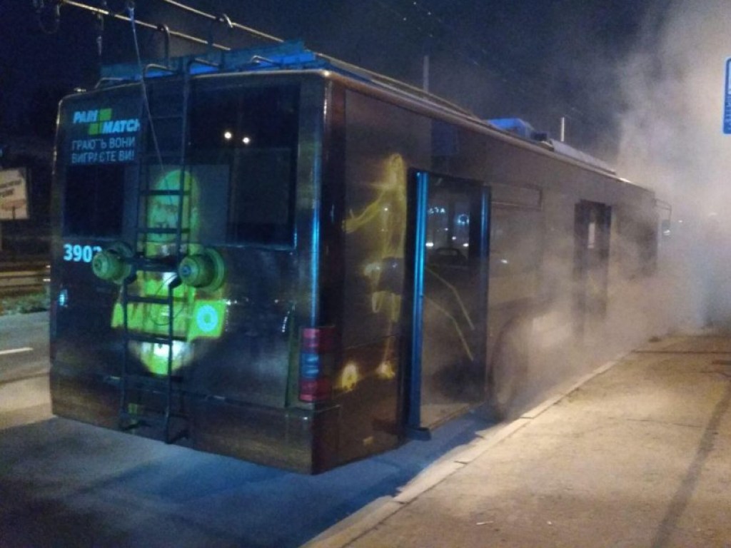 В Соломенском районе Киева на ходу загорелся троллейбус