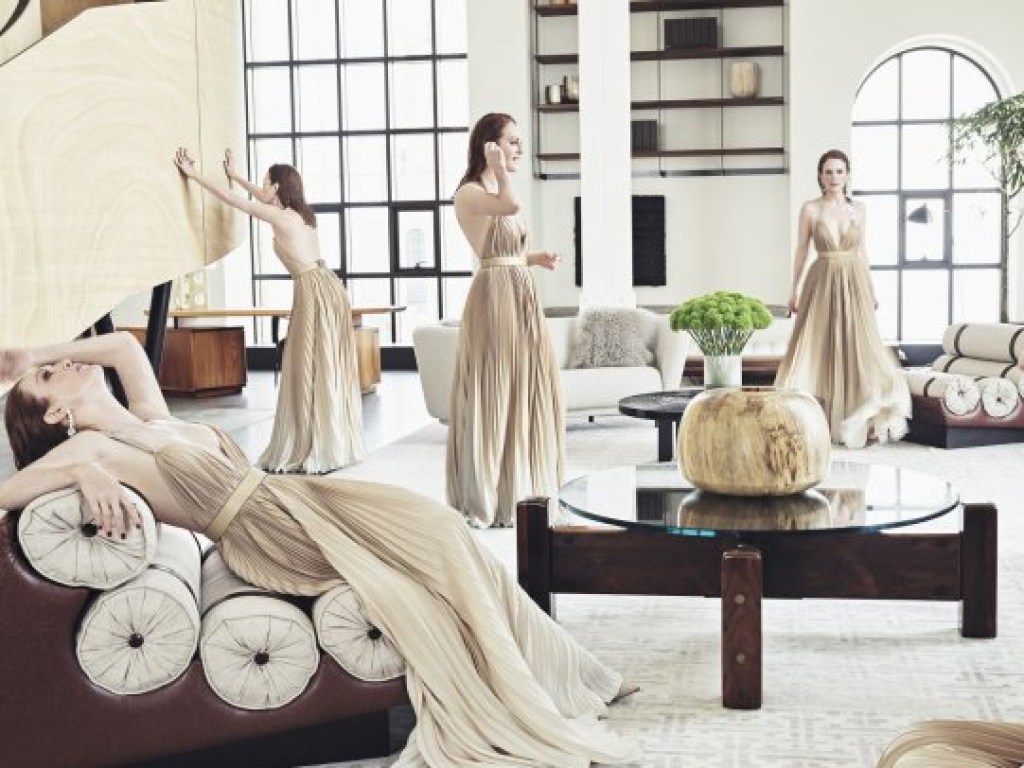 Джулианна Мур позировала в роскошных платьях на обложке модного журнала (ФОТО)