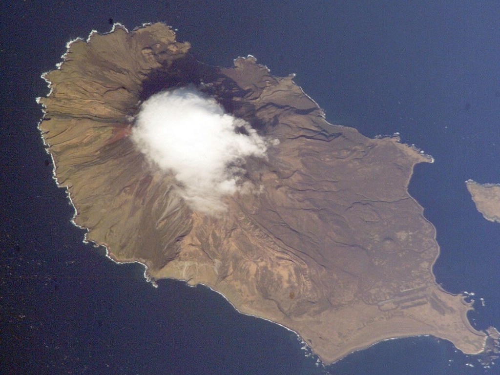 Вулкан на необитаемом острове выбросил четырехкилометровый столб пепла