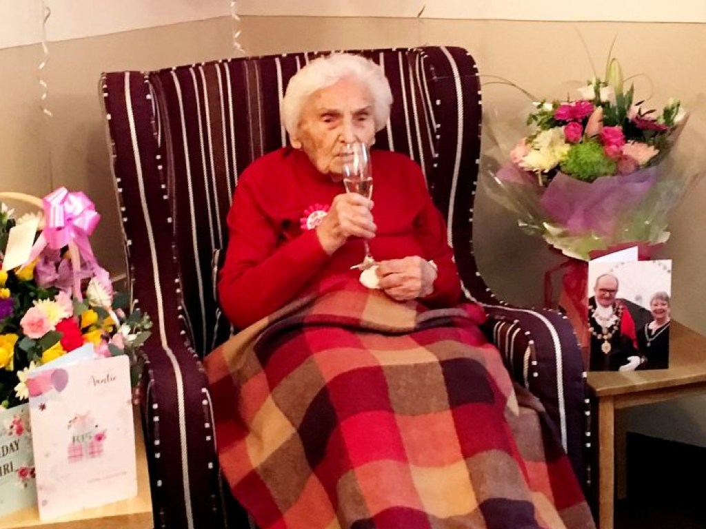 Избегала мужчин и усердно работала: 105-летняя женщина раскрыла секрет долголетия (ФОТО)
