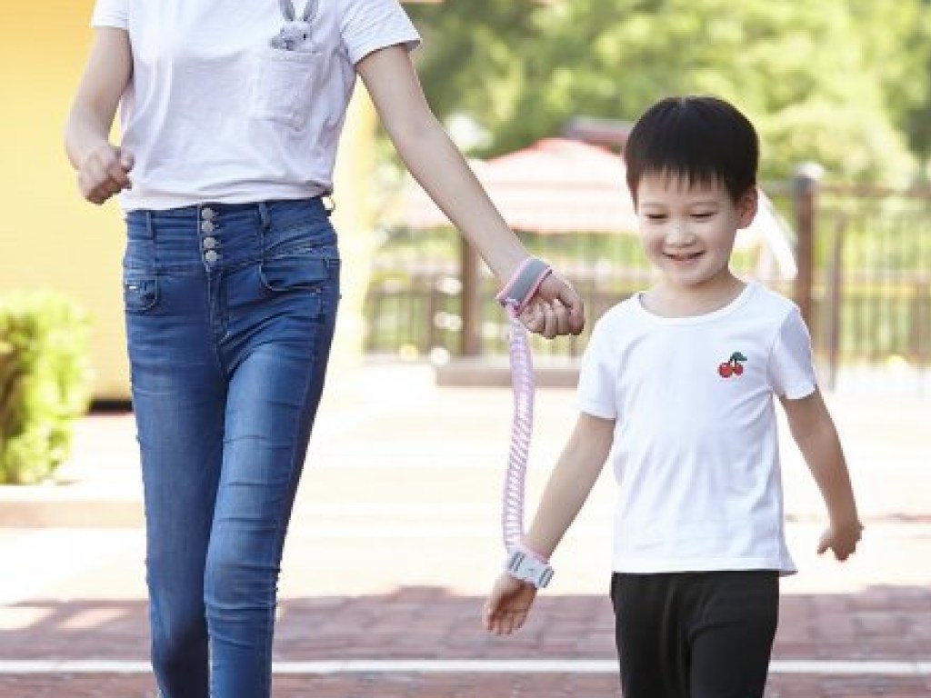 Гаджеты современности: эксперты Xiaomi предложили надевать на детей наручники (ФОТО)