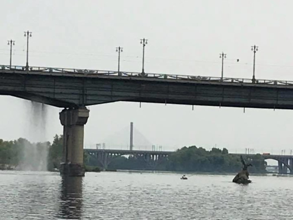«Замироточил»: На мосту Патона в Киеве из-за прорыва трубы в Днепр льется вода (ФОТО, ВИДЕО)