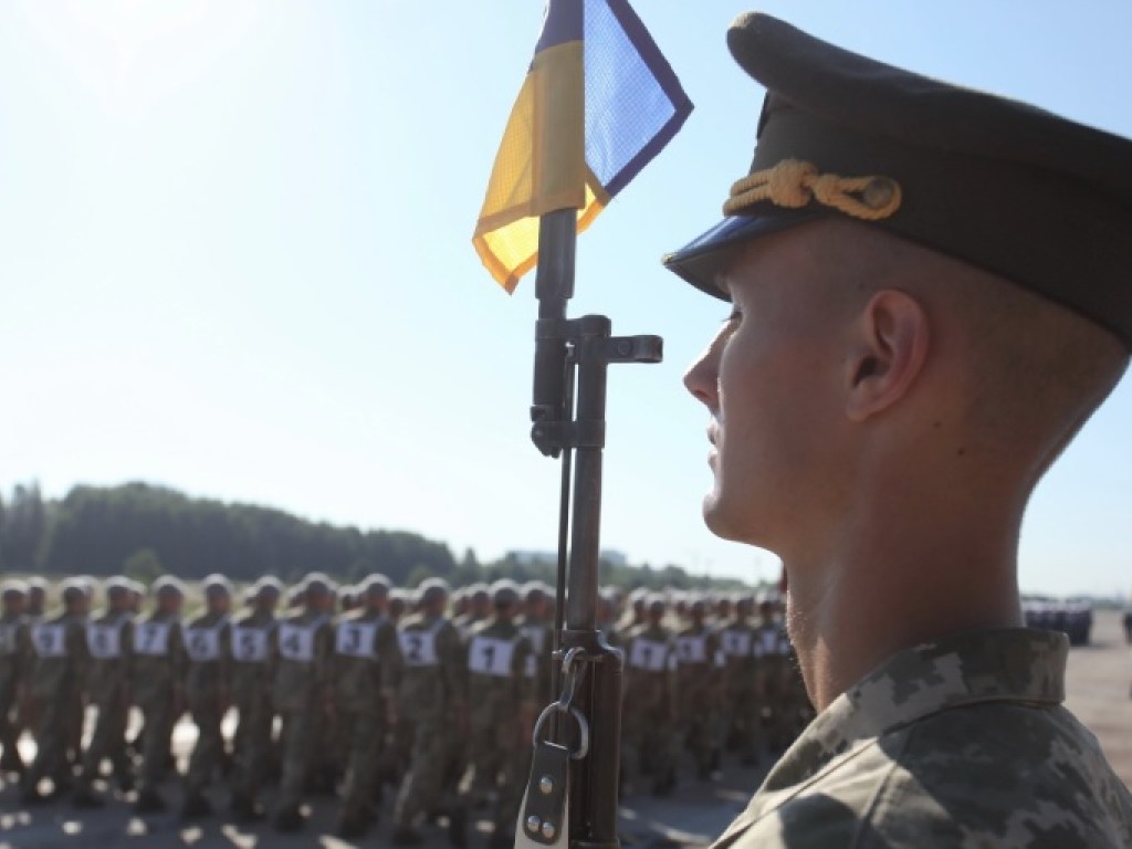 Порошенко подписал Указ о повышении зарплат военным на 30%