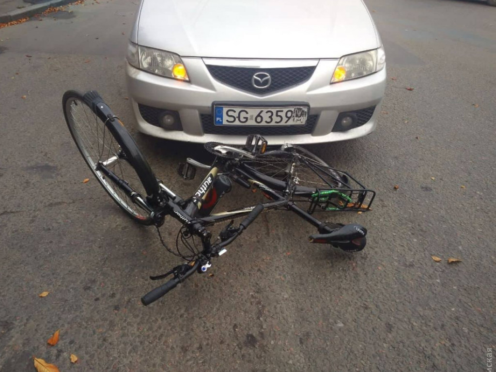 В Одессе водитель автомобиля  Mazda на повороте сбил 59-летнего велосипедиста