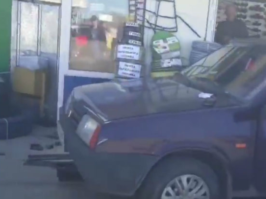 В Харькове пьяный водитель влетел в витрину магазина (ВИДЕО)