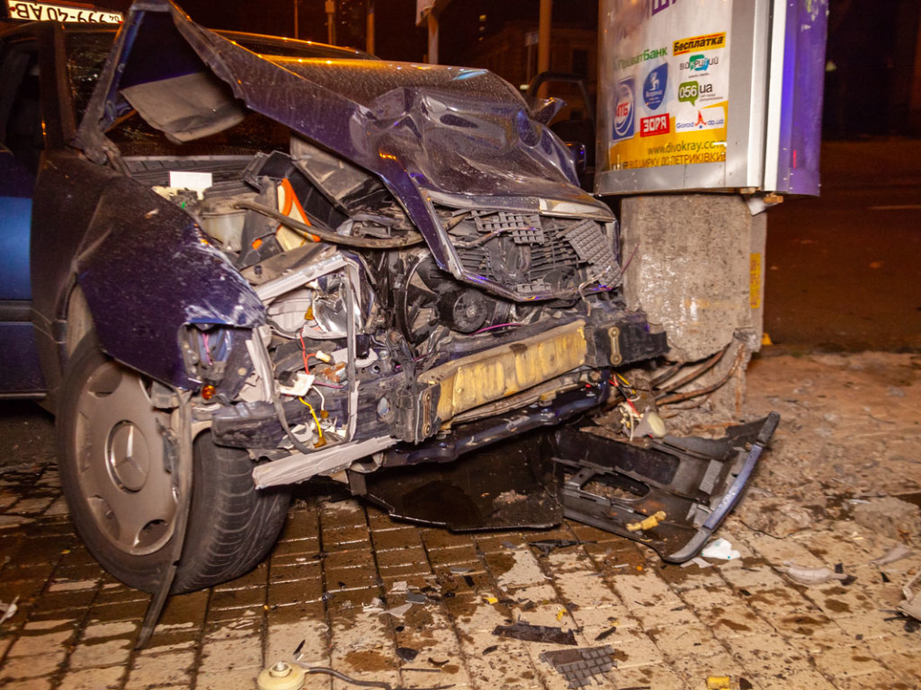 В Днепре Mercedes из-за столкновения с такси влетел в столб  (ФОТО, ВИДЕО)
