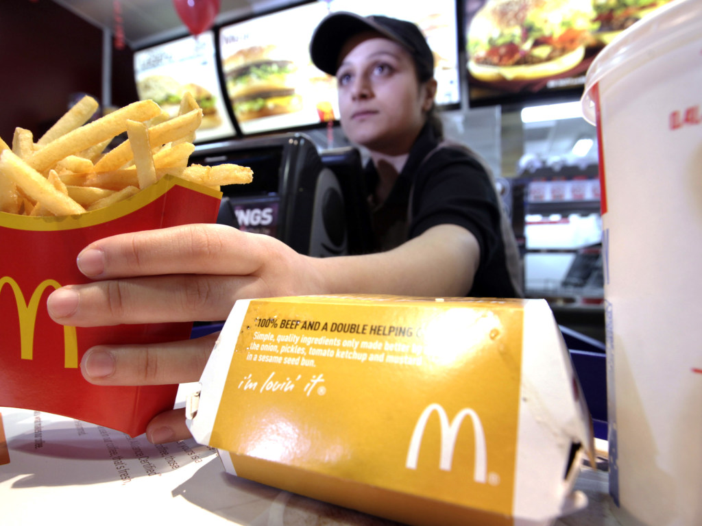 В Киеве разгорелся языковой скандал из-за кассира в McDonalds (ВИДЕО)