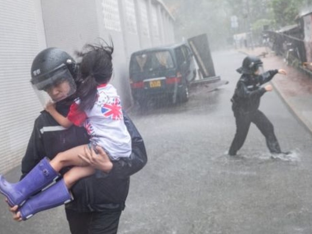 Тайфун «Мангхут» обрушился на Гонконг: пострадали 362 человека, отменены авиарейсы (ФОТО, ВИДЕО)