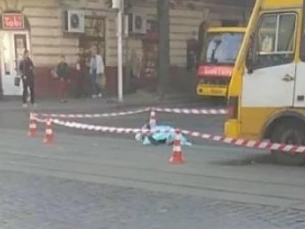 В центре Львова маршрутка насмерть сбила женщину (ФОТО)