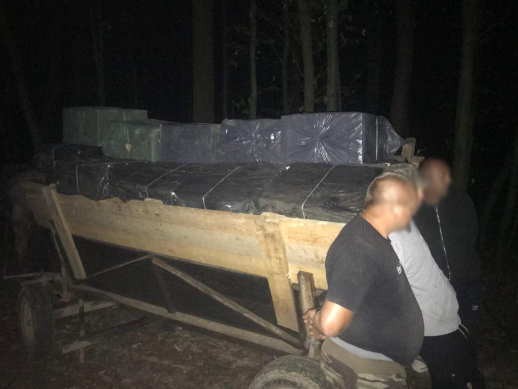 На Закарпатье возле границы задержали контрабандистов с партией контрафактных сигарет (ВИДЕО)