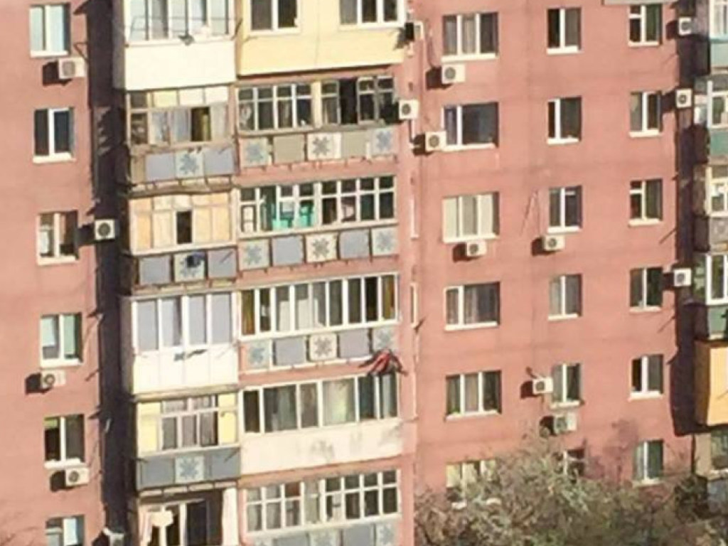 В Черноморске пьяная девушка чудом выжила после падения с пятого этажа