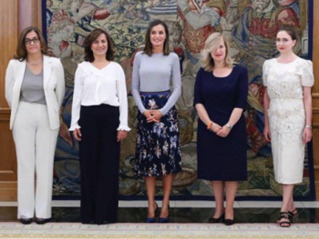 Королева Испании показала стильный образ (ФОТО)