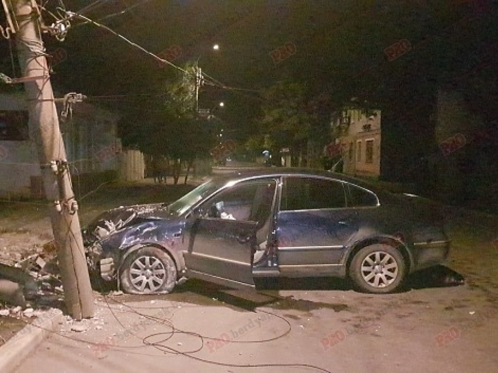 Нетрезвый водитель Volkswagen снес столб в Бердянске (ФОТО)
