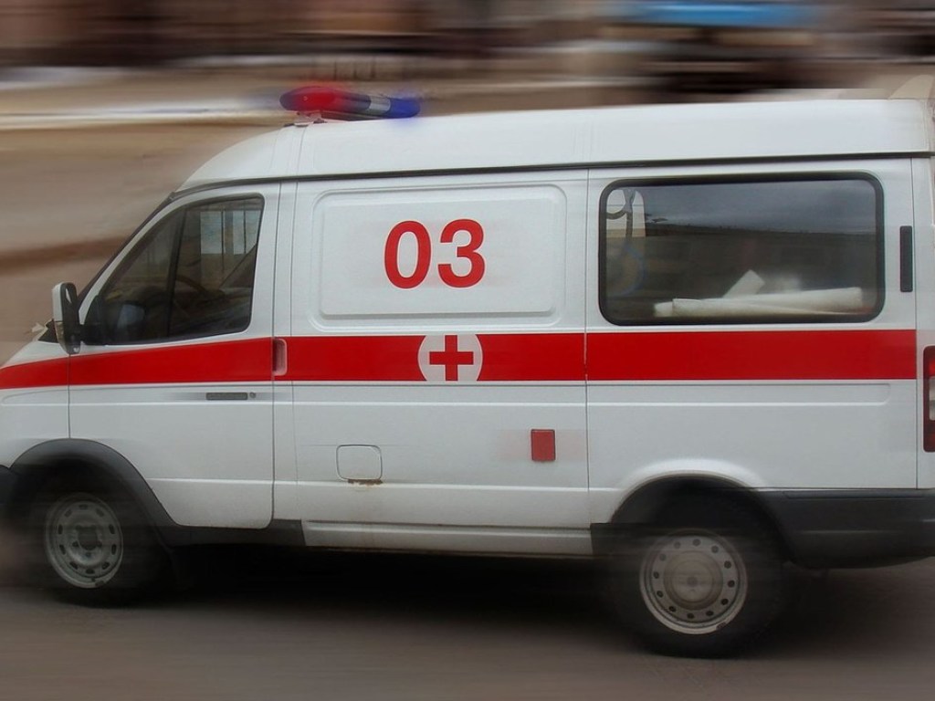 Двое жителей Кременчуга свалились с парапета супермаркета, их госпитализировали с переломами