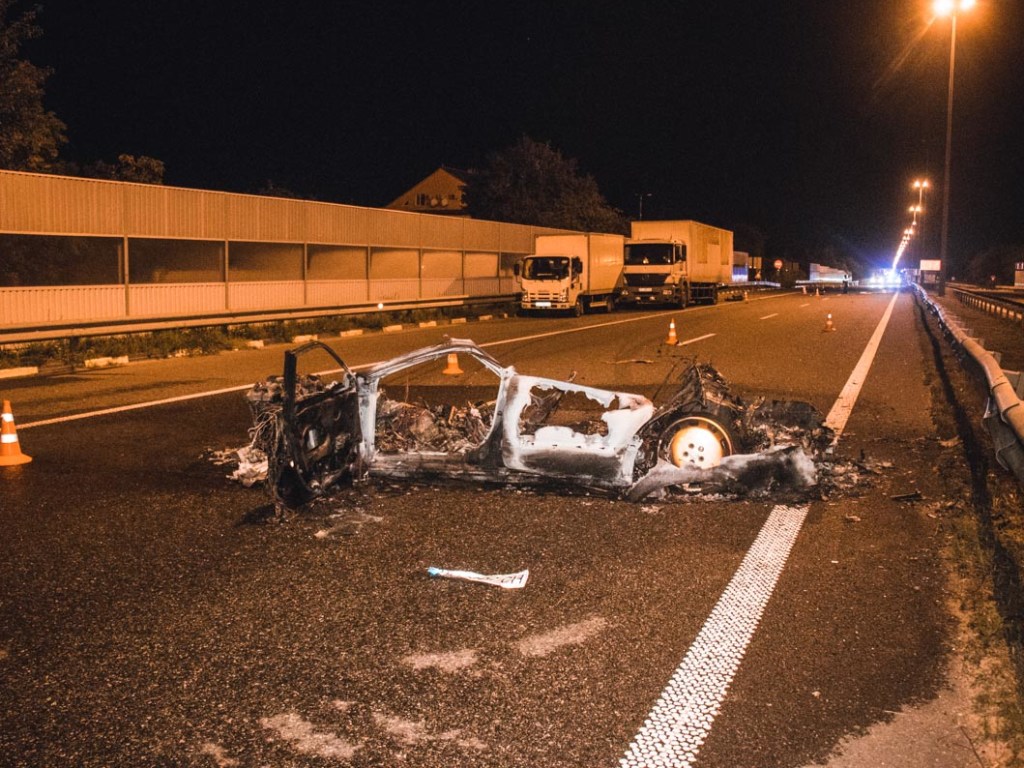 Смертельная авария под Киевом: Audi после серии столкновений сгорела дотла (ФОТО, ВИДЕО)