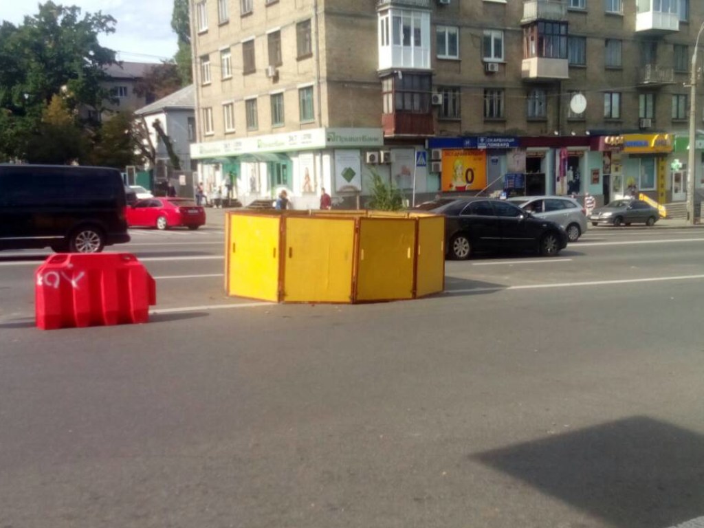 На правом берегу Киева посреди дороги провалился асфальт (ФОТО)