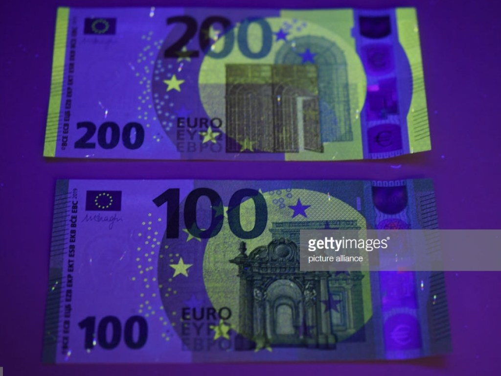 В ЕС показали новые банкноты номиналом 100 и 200 евро (ФОТО)