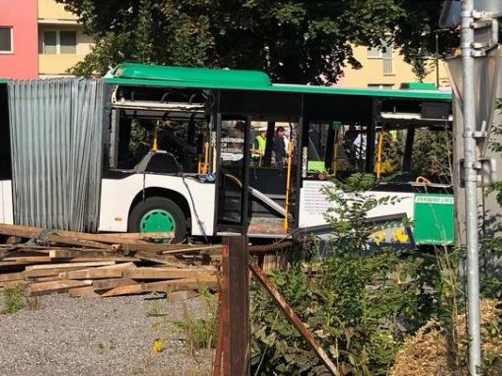 На юго-востоке Австрии столкнулись поезд и рейсовый автобус, один человек погиб (ФОТО)