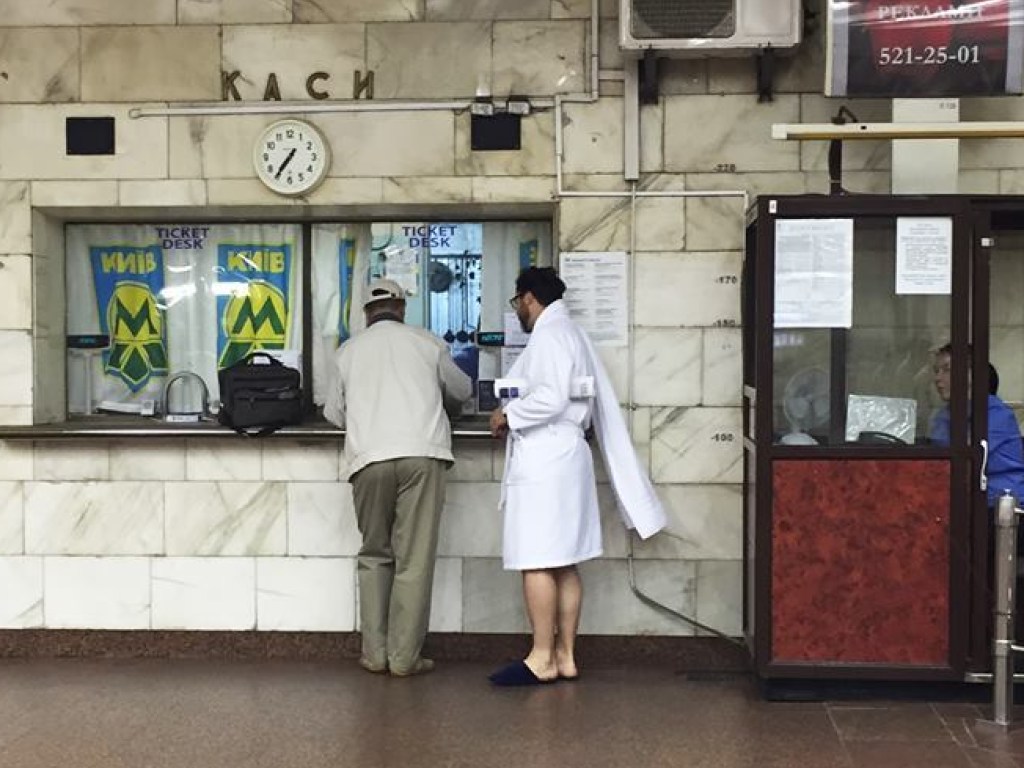 В киевском метро замечены люди в белых халатах для бани (ФОТО)