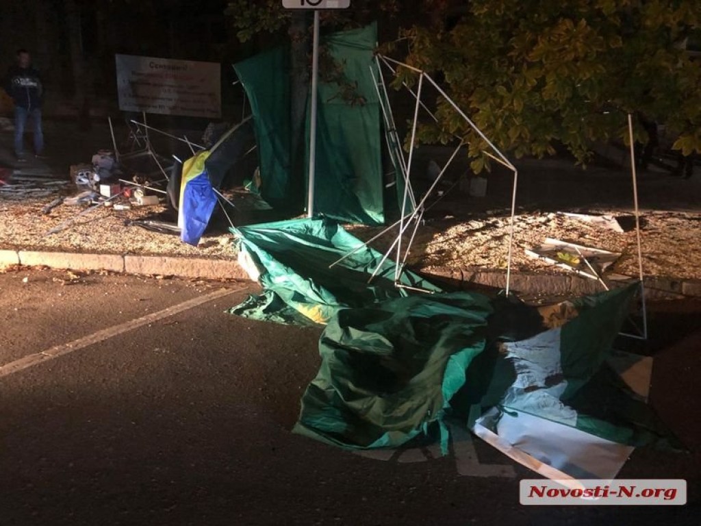 В Николаеве под горсоветом неизвестные изрезали палатки зоозащитников (ФОТО)