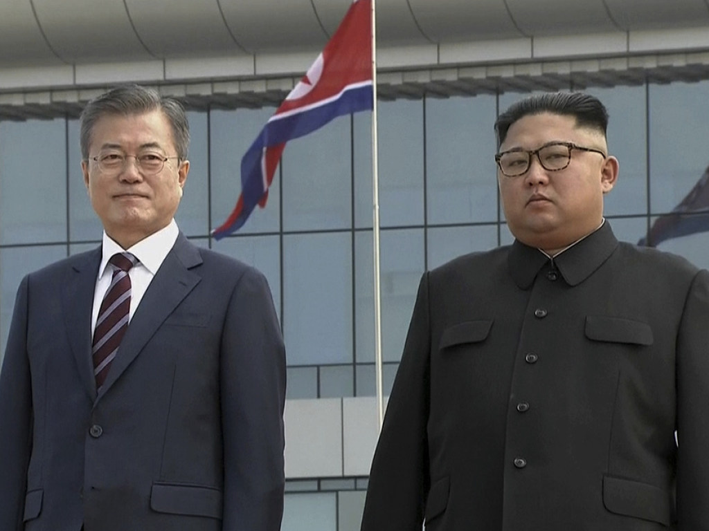 Президент Южной Кореи прибыл на переговоры в Пхеньян, где встретился с Ким Чен Ыном (ВИДЕО)