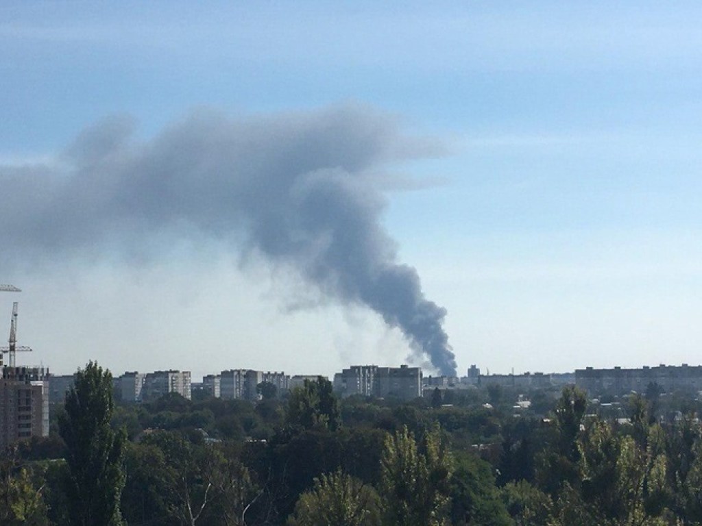 Масштабный пожар на Бумажной фабрике в Житомире: спасатели эвакуируют людей (ФОТО)