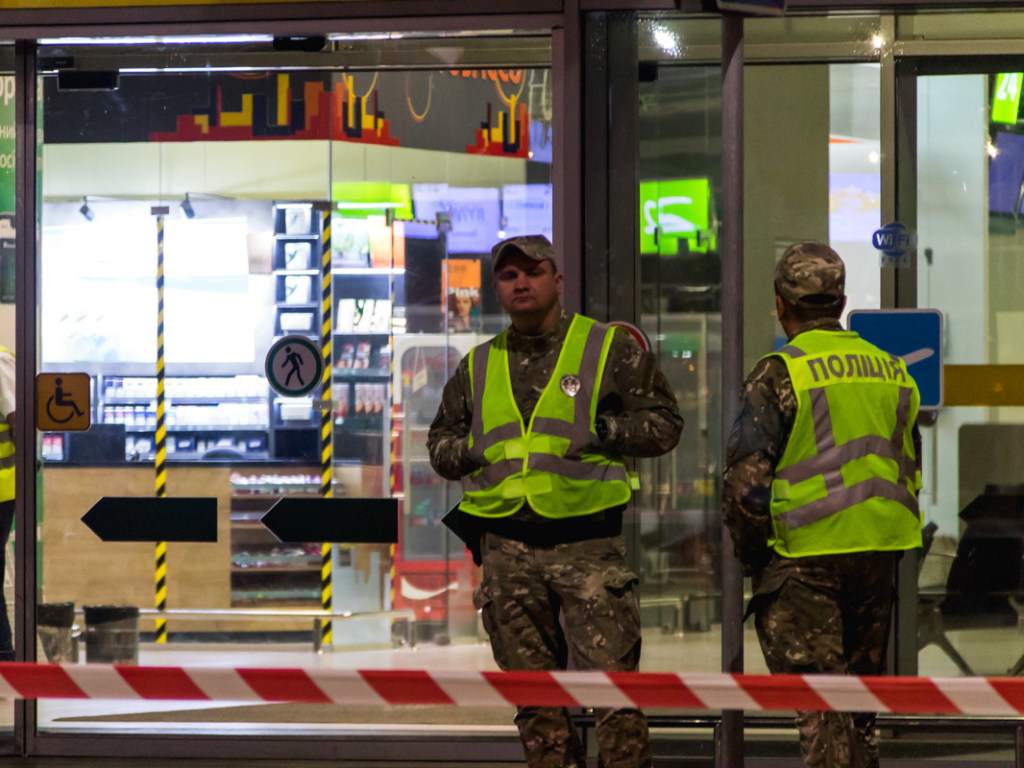 Опасность взрыва: В Киеве эвакуировали людей из аэропорта «Жуляны» (ФОТО, ВИДЕО)