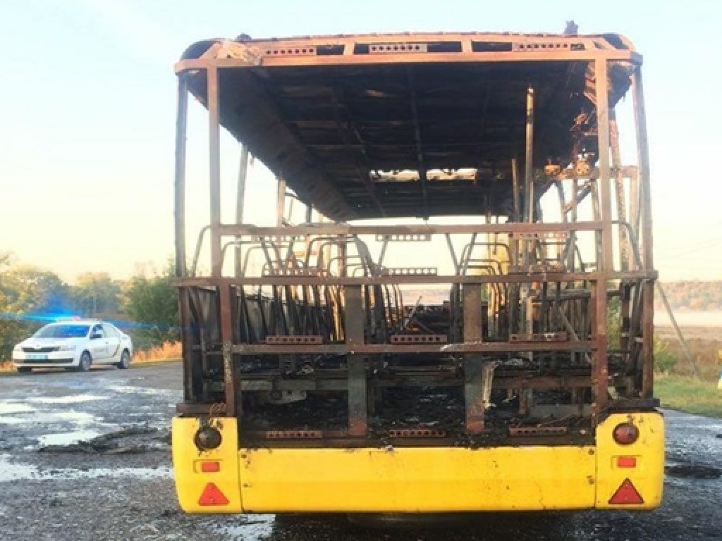 На Харьковщине автобус выгорел до самого каркаса (ФОТО)
