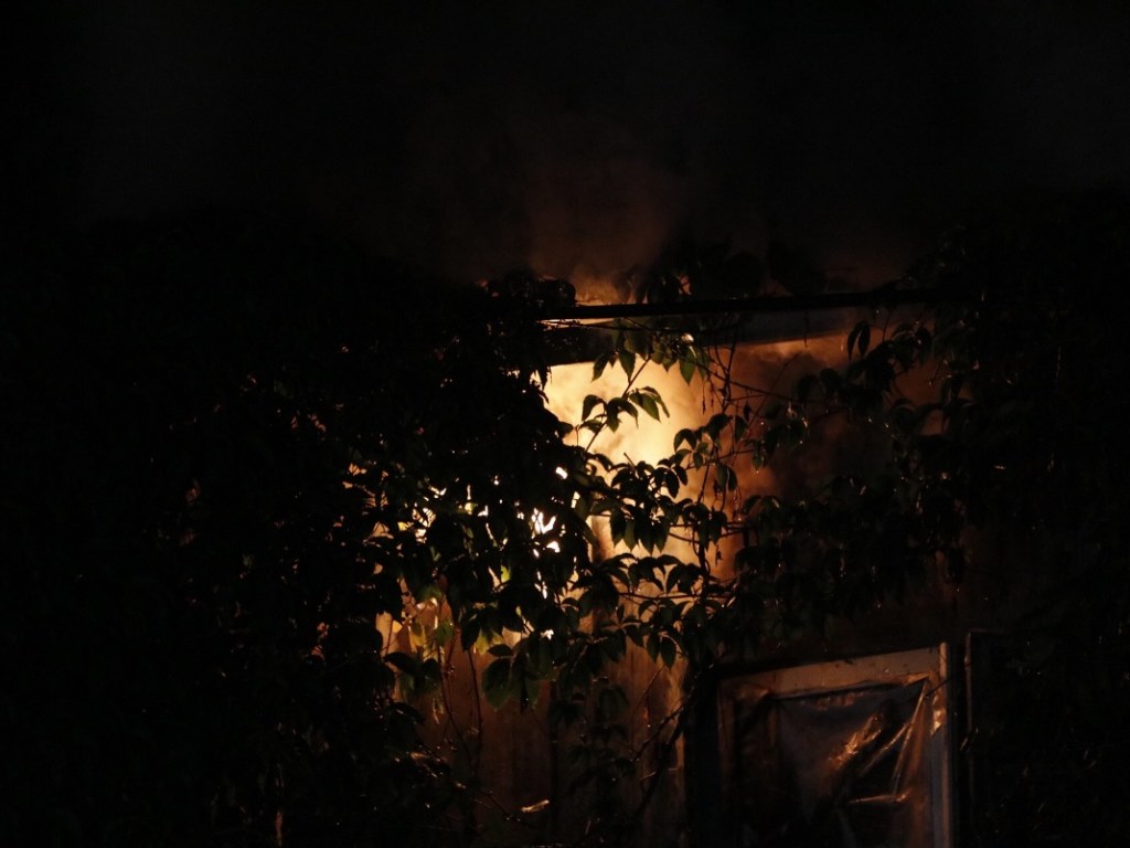 На столичных Осокорках сгорел двухэтажный деревянный дом (ФОТО, ВИДЕО)