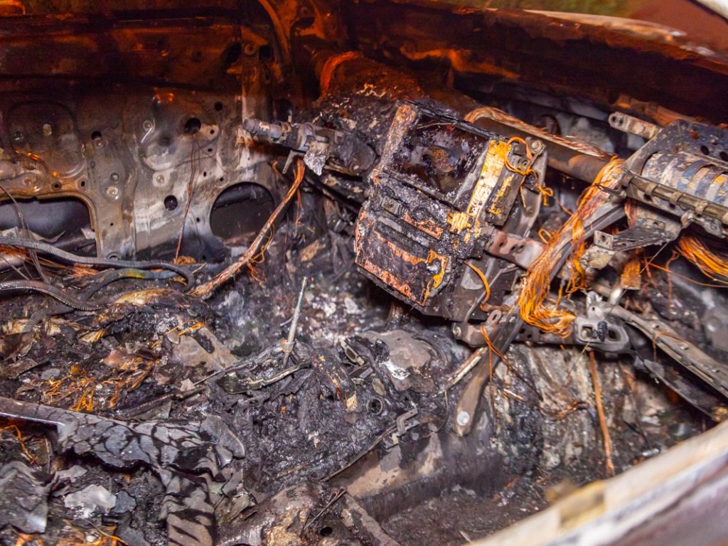 Восстановлению не подлежит: В Днепре рано утром дотла сгорел Lexus (ФОТО, ВИДЕО)