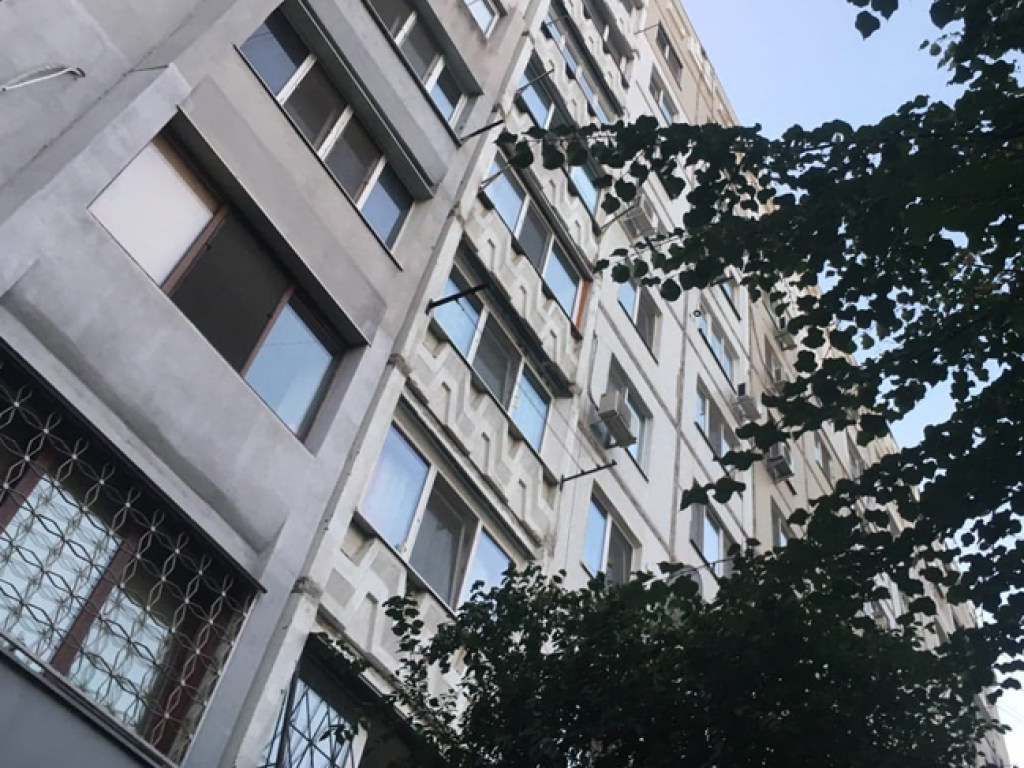 В Одессе женщина выбросилась из окна своей квартиры на 10 этаже (ФОТО)