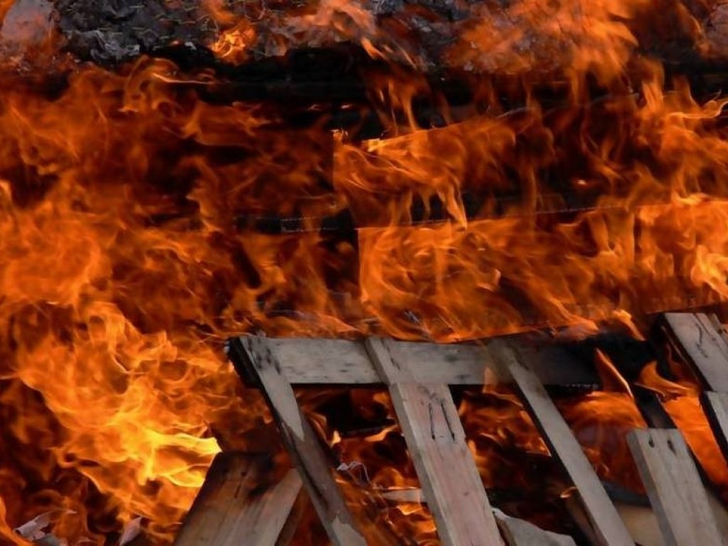В киевском ТРЦ  на Троещине загорелась крыша (ФОТО)