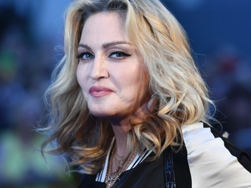 Мадонна произвела фурор своим нарядом во время недели моды в Лондоне (ВИДЕО)