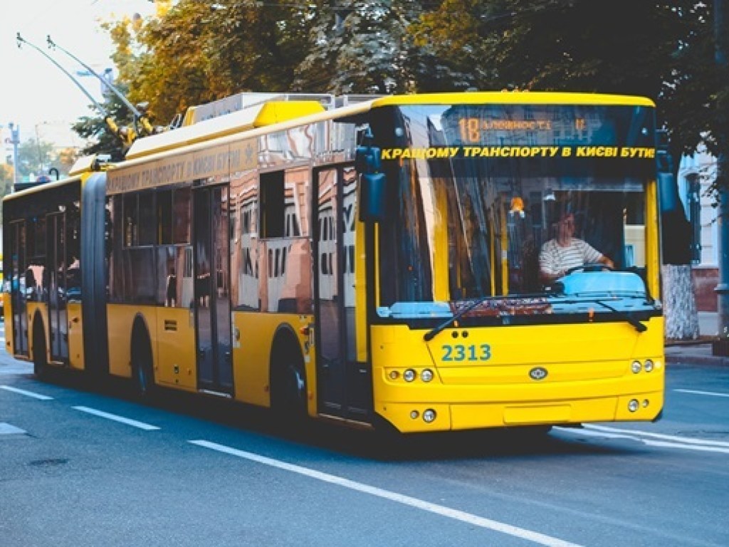 Дерзкое ограбление: злоумышленники вытолкали киевлянина  из троллейбуса и избили