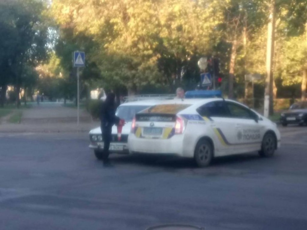 В центре Николаева полицейский Prius зацепил ВАЗ на повороте (ФОТО)