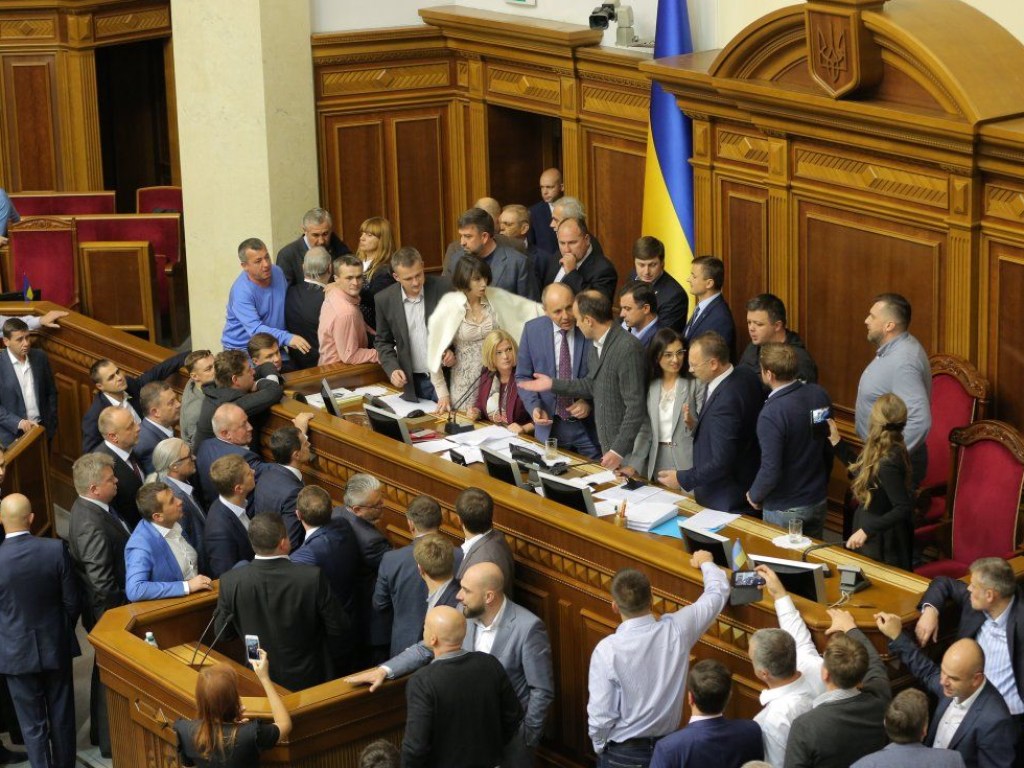 Депутатам Рады не позволили громко молиться перед заседаниями