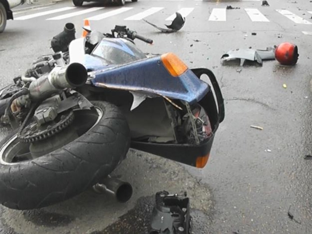 В Харькове мотоциклист сбил женщину: оба в больнице 