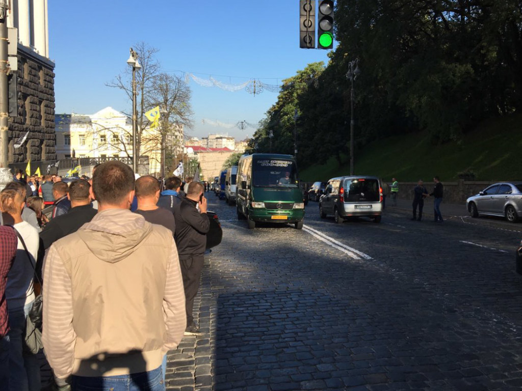 Около 100 «евробляхеров» заблокировали Кабмин: в центре Киева пробки (ФОТО, КАРТА)