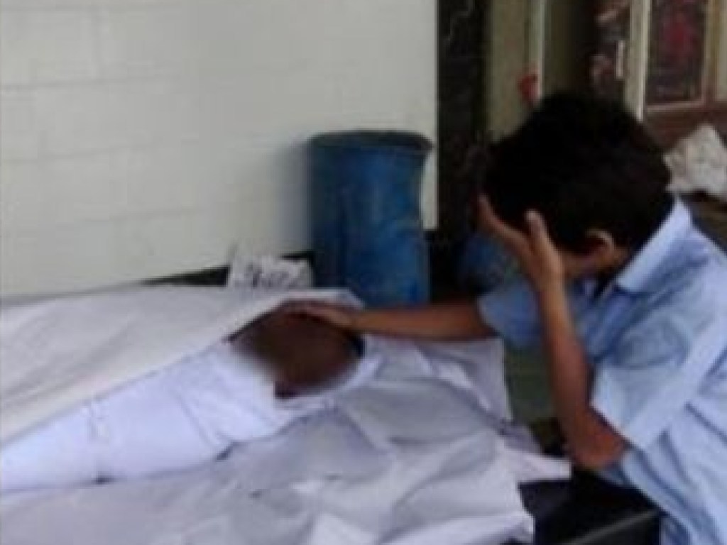 Фотография плачущего рядом с телом отца индийского мальчика собрала 44 тысячи долларов за один день (ФОТО)