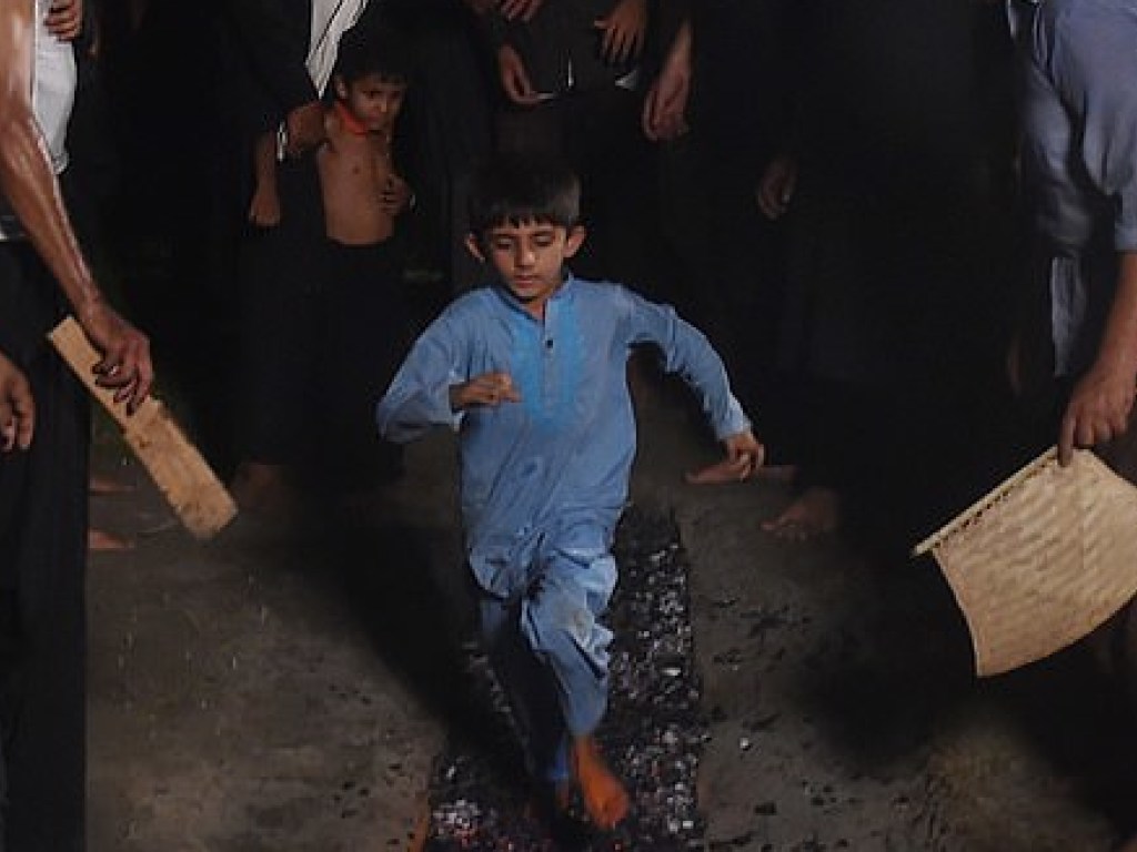 Дань традициям: Отец заставил 7-летнего сына ходить по горящим углям (ФОТО)