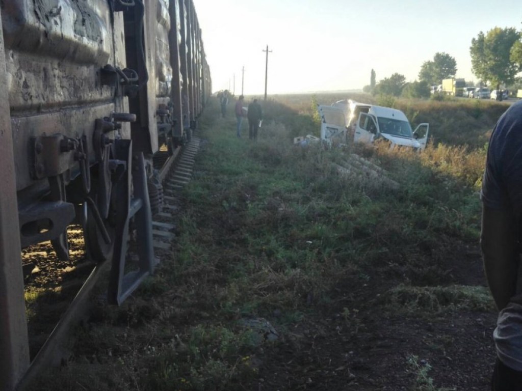 На Николаевщине микроавтобус столкнулся с поездом: образовались многокилометровые пробки (ФОТО)