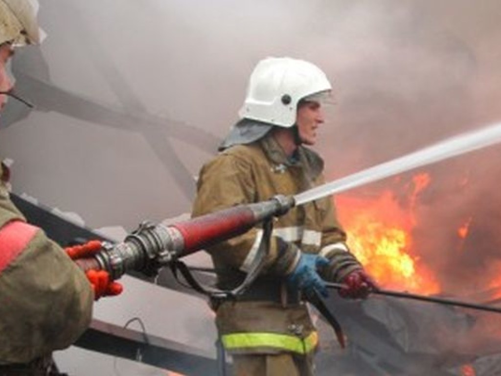 В Хмельницком загорелась школа, детей эвакуировали (ВИДЕО)