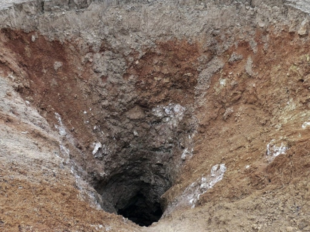 В Запорожье мужчина провалился в трехметровую яму